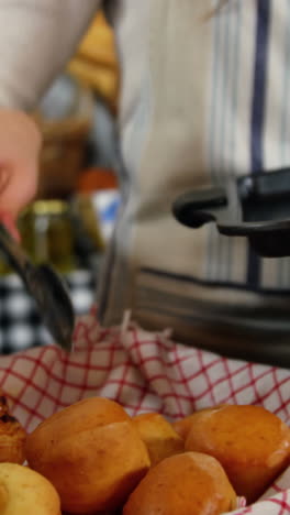 Weibliche-Mitarbeiterin-Arrangiert-Gebackene-Croissants-Im-Korb-In-Der-Bäckereiabteilung