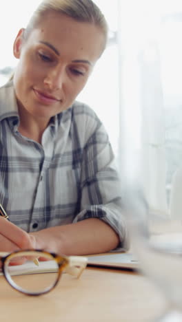 Businesswoman-working-on-laptop