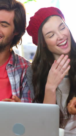 Freunde-Lachen,-Während-Sie-Auf-Den-Laptop-Schauen