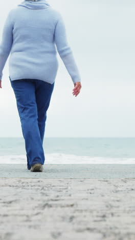 Ältere-Frau,-Die-Am-Strand-Spaziert