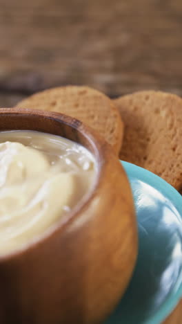 Queso-Con-Galletas-Crujientes-Y-Pan