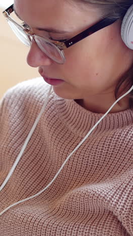 Woman-listening-to-music-with-headphones-from-her-mobile-phone