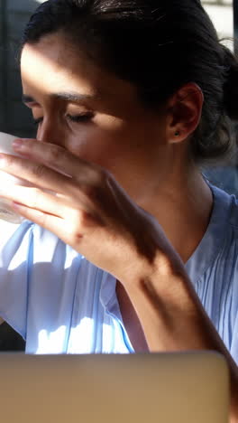 Geschäftsfrau-Trinkt-Eine-Tasse-Kaffee