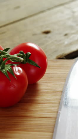 Verduras-Y-Cuchillo-De-Cocina-Sobre-Una-Tabla-De-Cortar.