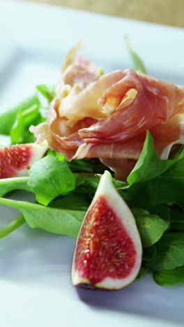 Salad-with-red-wine-served-on-plate