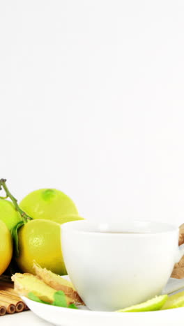 Lemon-tea-with-lemon-and-sliced-ginger