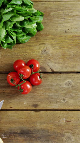 Verduras-En-Mesa-De-Madera