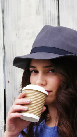 Hermosa-Mujer-Con-Sombrero-Tomando-Café