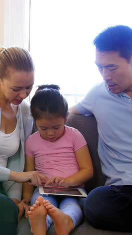 Glückliche-Familie-Mit-Digitalem-Tablet-Im-Wohnzimmer