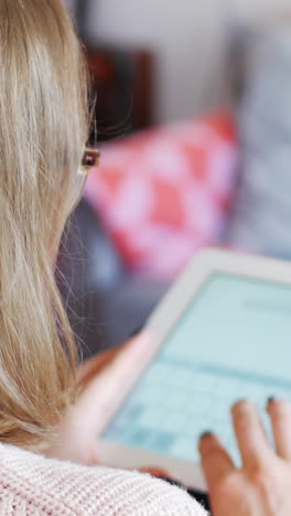 Schöne-Frau-Mit-Digitalem-Tablet-Im-Wohnzimmer