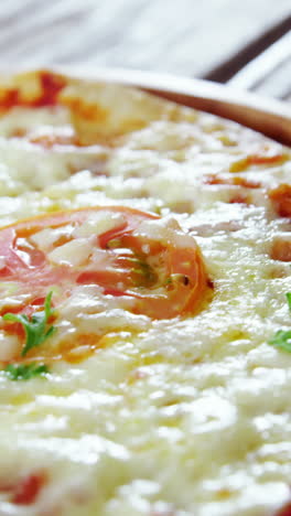 Pizza-Al-Horno-Con-Aderezos-De-Tomate-Cherry