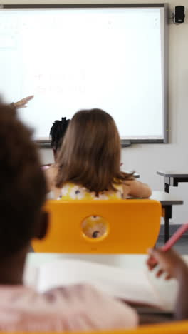 Profesor-Enseñando-En-El-Aula