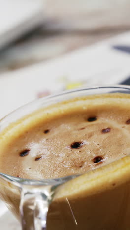 Taza-De-Café-Sobre-Tabla-De-Madera