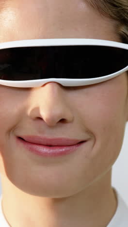 Mujer-Usando-Gafas-De-Video-3D-En-Clínica-óptica