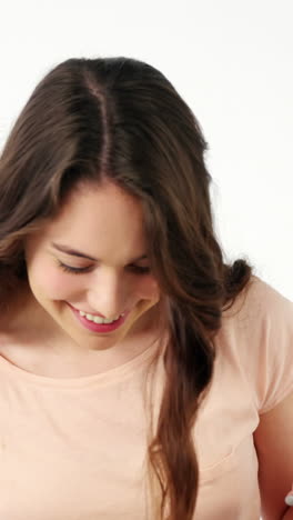 Mujer-Sonriente-Mirando-En-Una-Bolsa-De-Compras