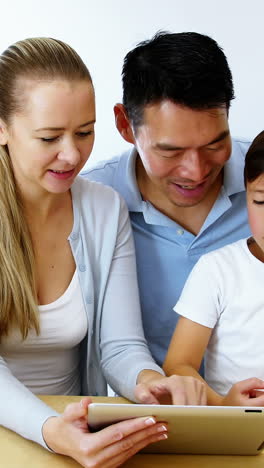 Familia-Feliz-Usando-Tableta-Digital-En-La-Sala-De-Estar