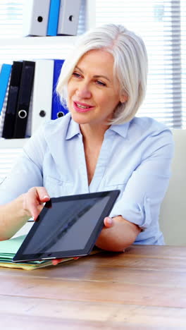 Doctor-discussing-with-patient-over-digital-tablet