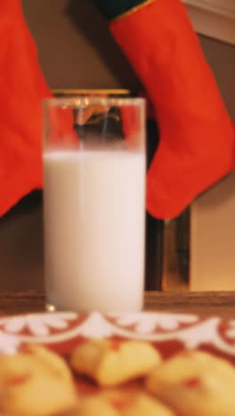 Galletas-De-Jengibre-Con-Un-Vaso-De-Leche-Sobre-Una-Mesa-De-Madera