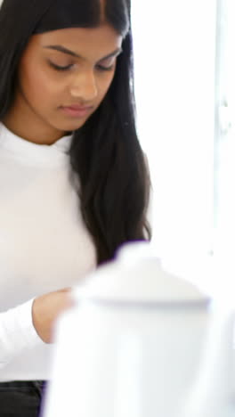 Mujer-Usando-Teléfono-Móvil-En-La-Sala-De-Estar