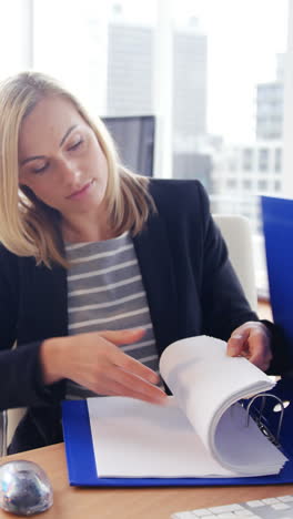 Businesswoman-working-on-computer-