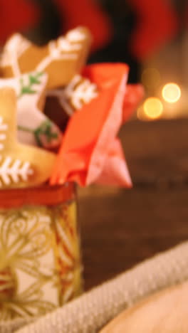 Galletas-De-Jengibre-Navideñas-Sobre-Mesa-De-Madera