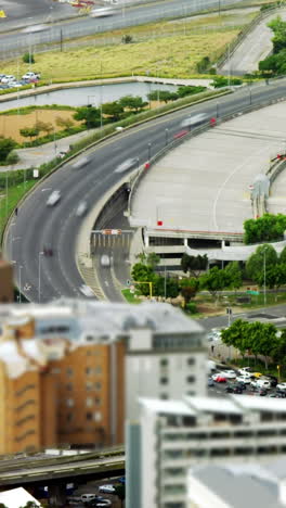 Fahrzeuge,-Die-Sich-Auf-Der-Straße-Bewegen