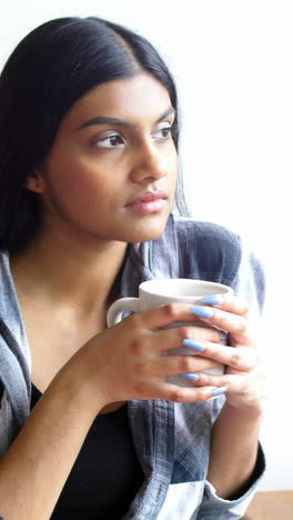 Mujer-Pensativa-Tomando-Una-Taza-De-Café