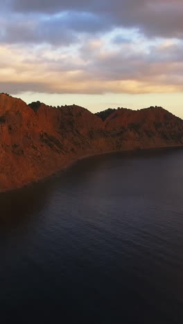 Vista-Del-Hermoso-Mar-Y-Montaña