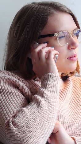 Hermosa-Mujer-Hablando-Por-Teléfono-Móvil-En-La-Sala-De-Estar