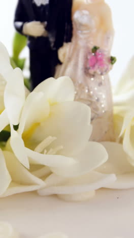 Figurine-couple-decorated-with-flowers