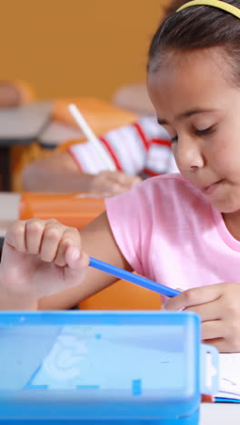 Niños-De-La-Escuela-Estudiando-En-El-Aula