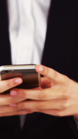 Businesswoman-using-mobile-phone