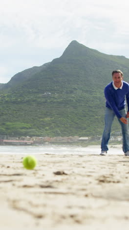 Feliz-Pareja-Madura-Jugando-Con-Perro-En-La-Playa