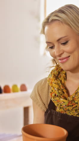 Hermosa-Mujer-Alfarera-Pintando-En-Una-Olla