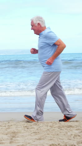 Älterer-Mann-Joggt-Am-Strand