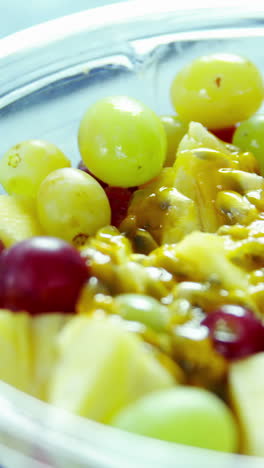 Obstsalat-Im-Plastikbehälter