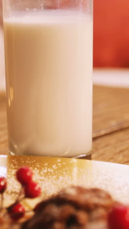 Weihnachtsplätzchen-Auf-Teller-Mit-Einem-Glas-Milch