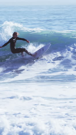 Surfistas-Surfeando-En-El-Mar