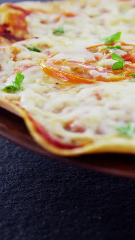 Pizza-Al-Horno-Con-Aderezos-De-Tomate-Cherry