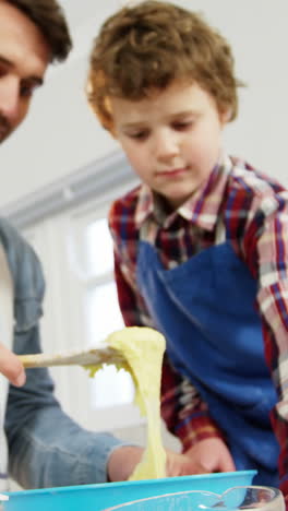 Vater-Und-Sohn-Bereiten-Cupcake-Zu