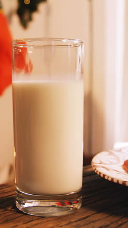 Galletas-De-Jengibre-Con-Un-Vaso-De-Leche-Sobre-Una-Mesa-De-Madera