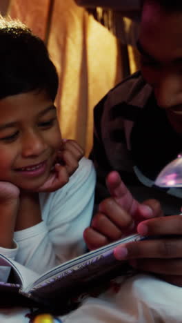 Padre-E-Hijo-Leyendo-Un-Libro