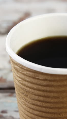 Taza-De-Café-Desechable-Sobre-Tabla-De-Madera