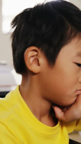 Niños-De-La-Escuela-Estilizando-En-El-Aula