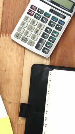 Laptop-with-folder,-sticky-note-and-calculator