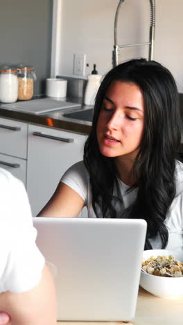 Pareja-Usando-Laptop-Mientras-Desayuna