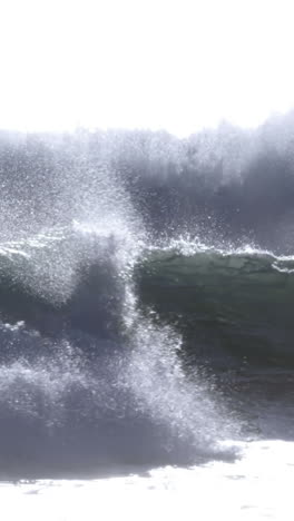 Vista-De-Las-Olas-En-La-Orilla-Del-Mar