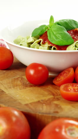 Kirschtomaten-Und-Mit-Einer-Schüssel-Nudeln