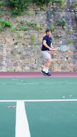 Aktiver-Mann,-Der-Tennis-Spielt