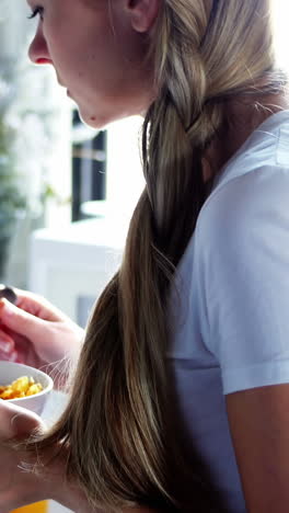 Frau-Nutzt-Digitales-Tablet-Beim-Frühstück